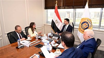 شركة طاقة عربية تعرض خطط توزيع الكهرباء والغاز الطبيعي خلال اجتماع وزارة الصناعة
