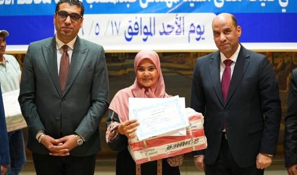 وزير العمل يسلم ماكينات