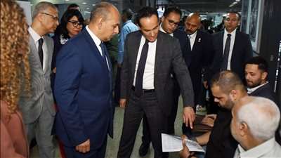 رئيس هيئة الاستثمار يتفقد مركز خدمات المستثمرين لمتابعة كفاءة الخدمات وتسريع الإجراءات