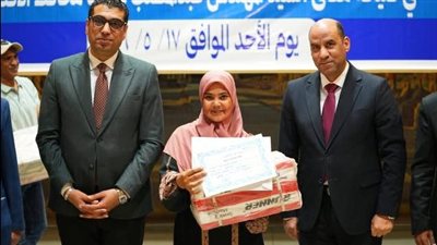وزير العمل يسلم ماكينات خياطة لخريجات التدريب المهني بالأقصر لدعم المشروعات الصغيرة