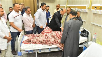 محافظ أسيوط يزور مصابي حادث أبنوب بمستشفى الإصابات الجامعي بعد وفاة 8 وإصابة 5