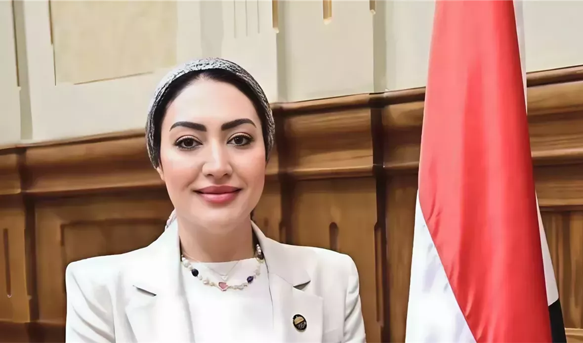 أسماء الجمال تطالب
