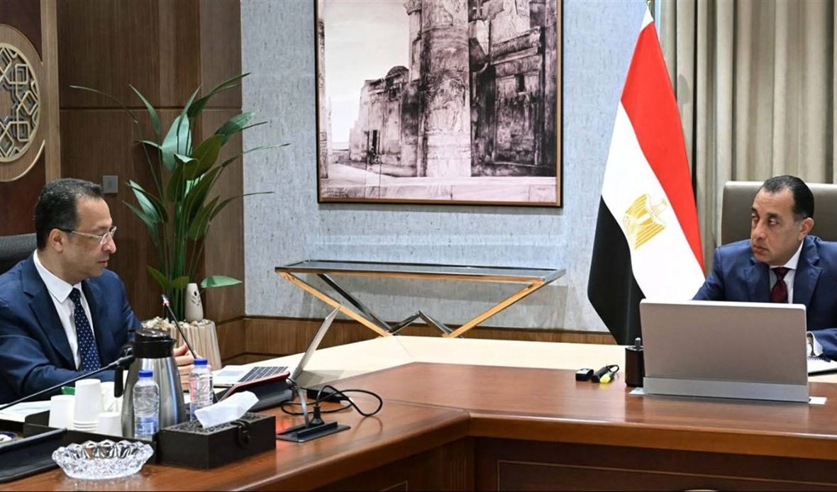 مدبولي يستعرض مع
