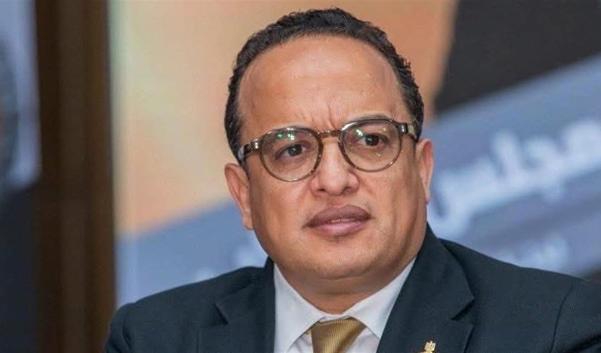   أحمد الفار يربط