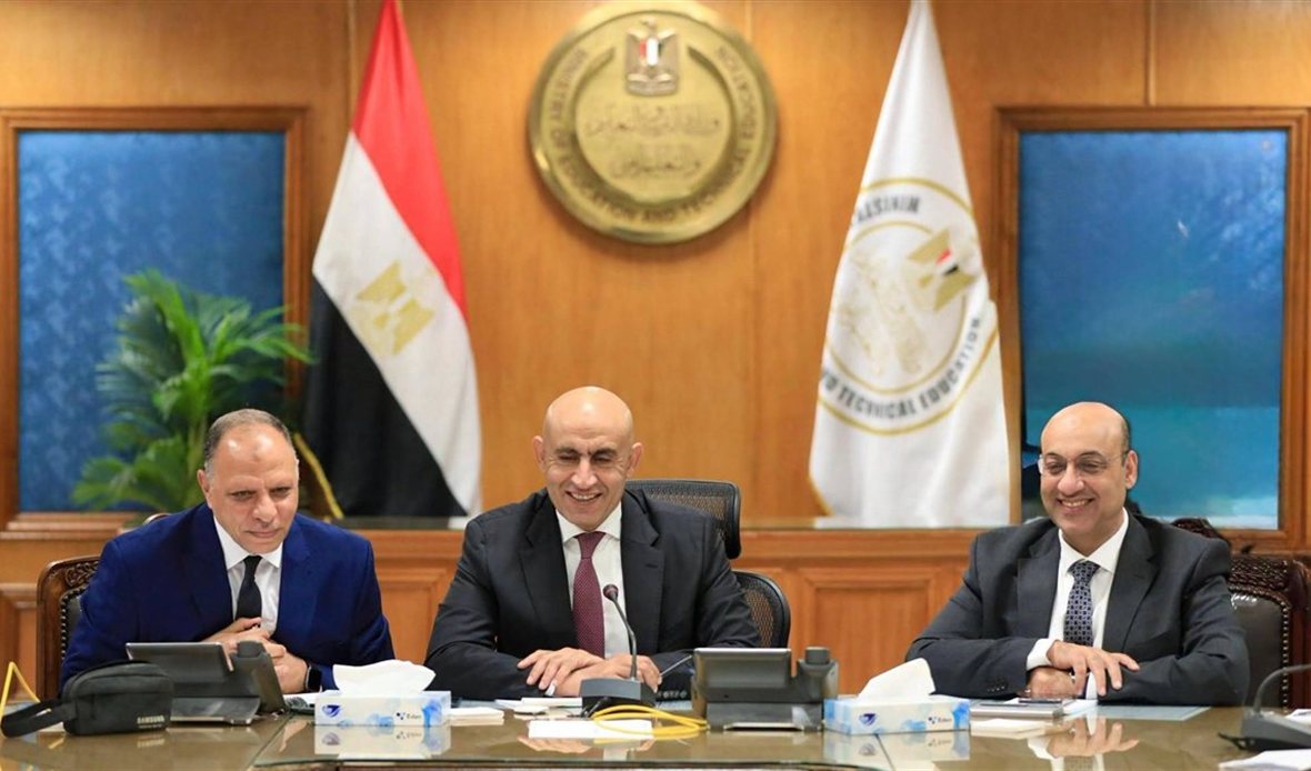 محمد عبد اللطيف يتابع