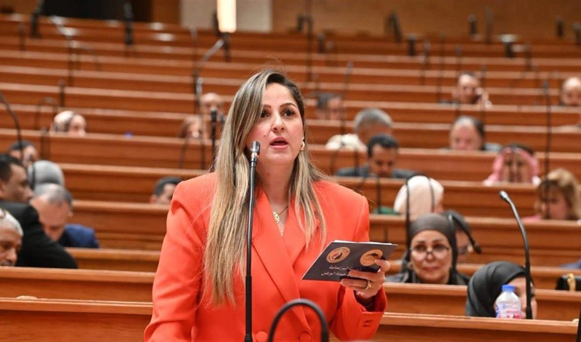 لبنى عبد العزيز تطالب