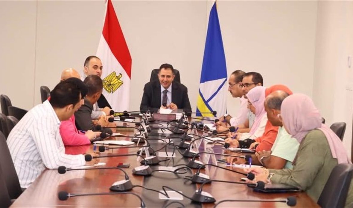 محافظ دمياط يبحث
