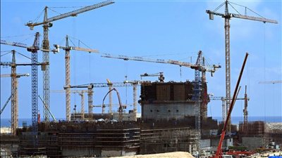 رئيس الوزراء يشهد تركيب وعاء ضغط مفاعل الوحدة الثانية بمحطة الضبعة النووية