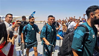 منتخب مصر يصل مطار العلمين بعد بلوغ دور الـ16 بكأس العالم